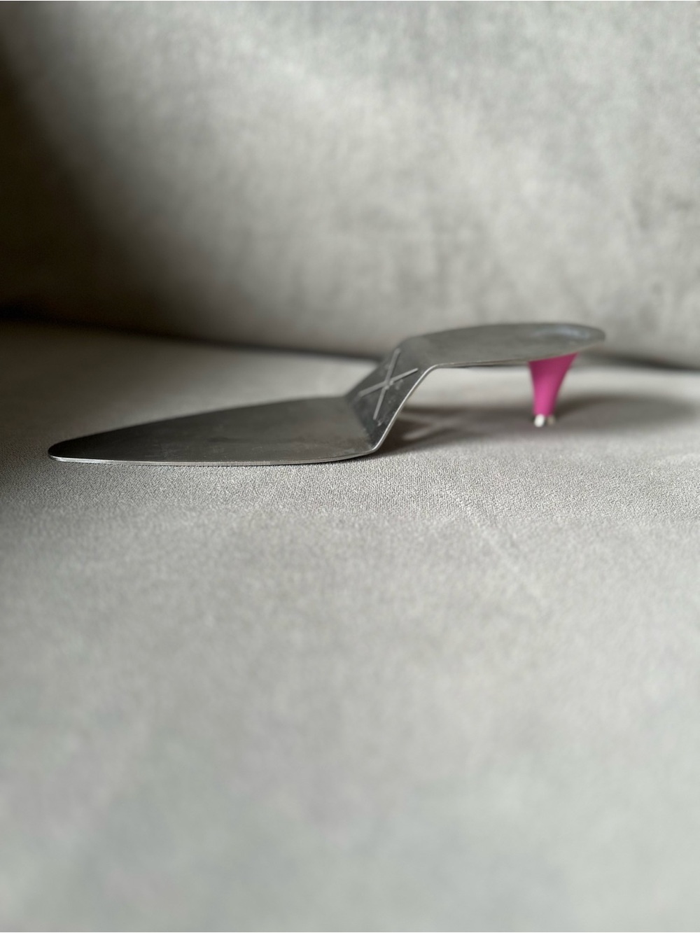Unique High Heel Stainless Steel Cake & Pie Server - Magnetic Pink Heel